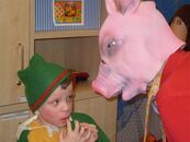Junge als Robin Hood verkleidet und ein Junge mit Schweinemaske