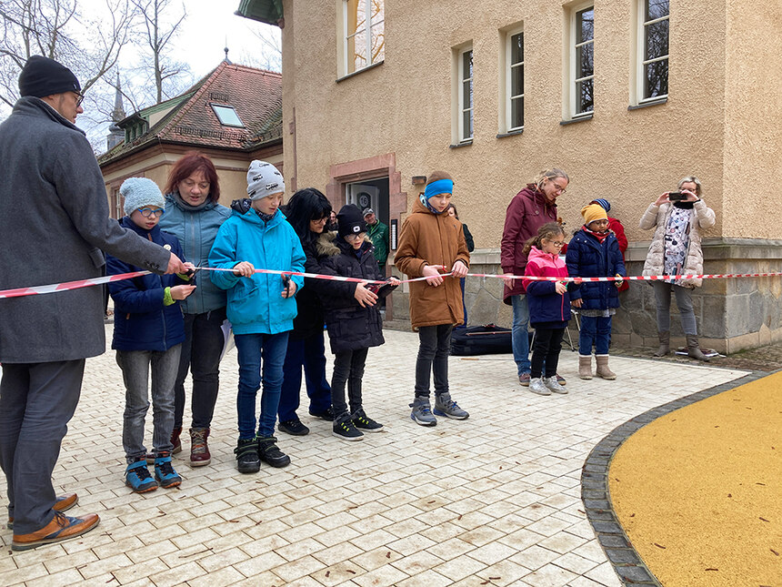 Das Band zur Einweihung wird durchgeschnitten.