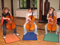 Schüler mit Cellos